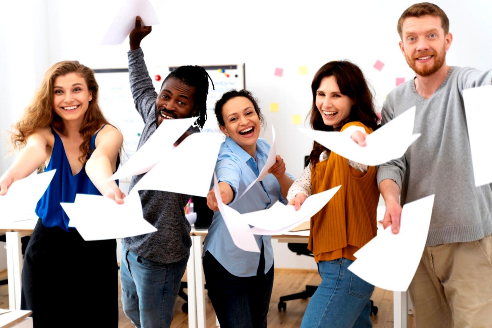 zenorvexia educator reviewing participant progress during personalized financial planning session